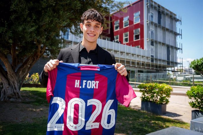 El lateral español Héctor Fort renueva con el FC Barcelona hasta junio de 2026