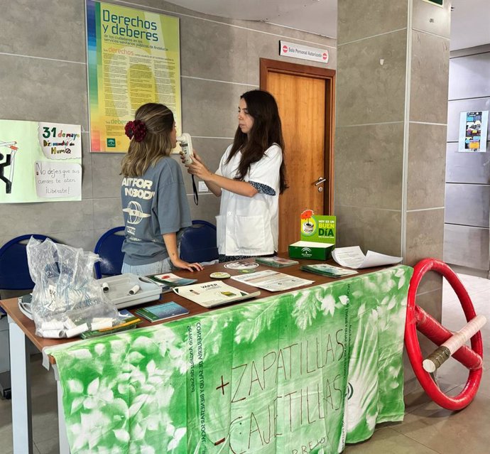 Mesa informativa de la Semana Sin Humo del centro de salud de El Torrejón de Huelva.