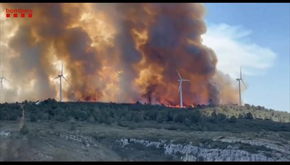 L'incendi del coll de l'Alba de Tortosa (Tarragona) ja afecta unes 60 hectàrees