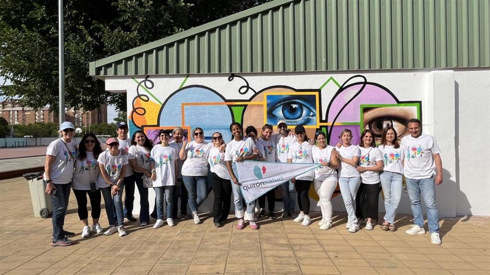 Voluntarios de los hospitales Quirónsalud de Sevilla en la acción de voluntariado en el Polígono Sur.