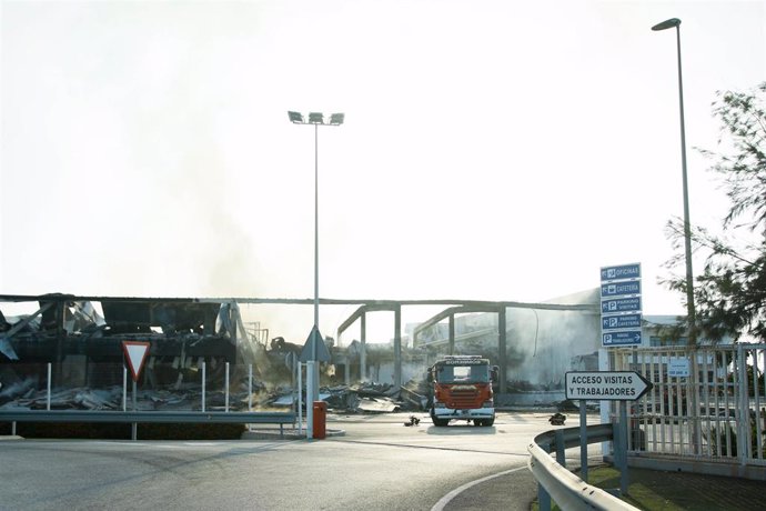 Nave hortofrutícola incendiada en El Ejido (Almería).