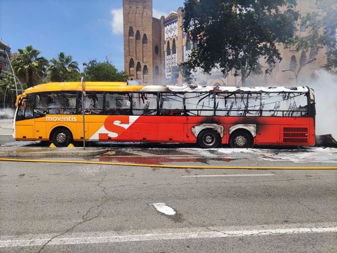 Extinguido el incendio de un autobús frente a la Monumental de Barcelona