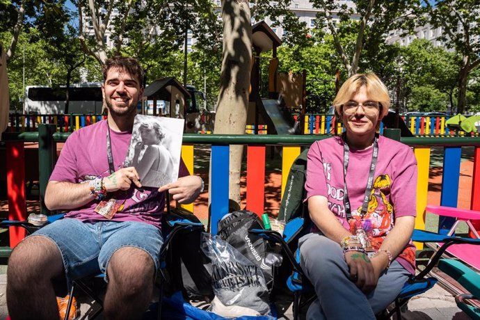 Dos jóvenes con merchandising de Taylor Swift, acampan desde ayer en los alrededores del Estadio Santiago Bernabéu para el concierto mañana de la cantante, a 28 de mayo de 2024, en Madrid (España). 