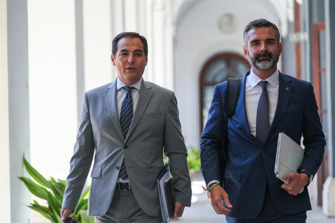 Los consejeros José Antonio Nieto y Ramón Fernández-Pacheco, este martes antes del inicio de la rueda de prensa del Consejo de Gobierno.