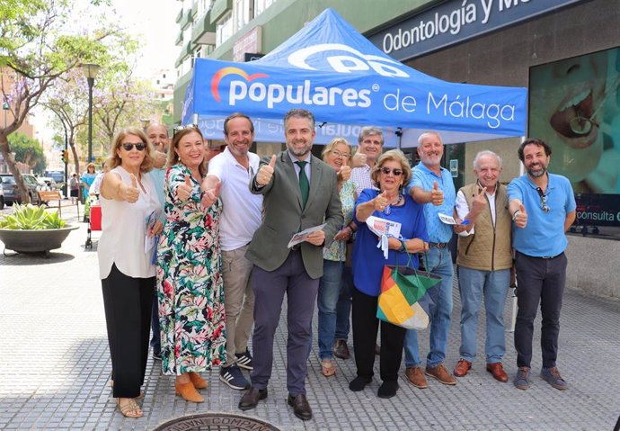 El vicesecretario de Málaga Productiva y coordinador del Observatorio Económico y de Precios del PP de Málaga, Carlos Conde, en un reparto informativo por el 9J.