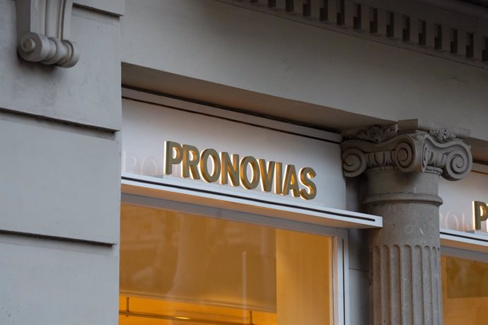 Archivo - Façana d'una botiga de Pronovias