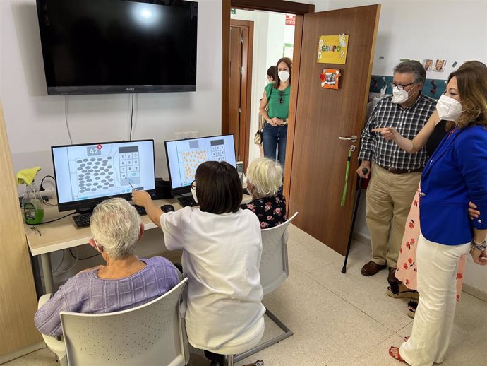 La delegada del Gobierno andaluz en Málaga visita un centro de Alzheimer en Mijas que desarrolla un programa de digitalización con fondos UE