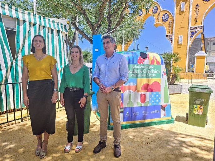 El Ayuntamiento pone en marcha la campaña 'Brindemos por la Feria Reciclando Vidrio'.