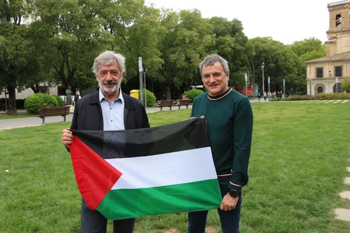 Koldo Martínez (i) y Mikel Armendariz, concejales de Geroa Bai en Pamplona con una bandera palestina.