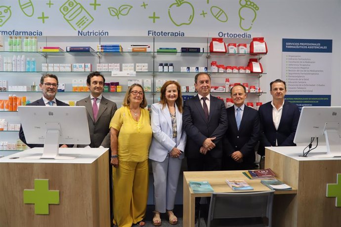 Autoridades participantes en la presentación del Aula de Farmacia Bidafarma.