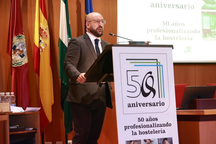 El vicepresidente cuarto de la Diputación de Cádiz, Germán Beardo, interviniendo en el acto por el 50 aniversario de la Escuela de Hostería de la Diputación de Cádiz.