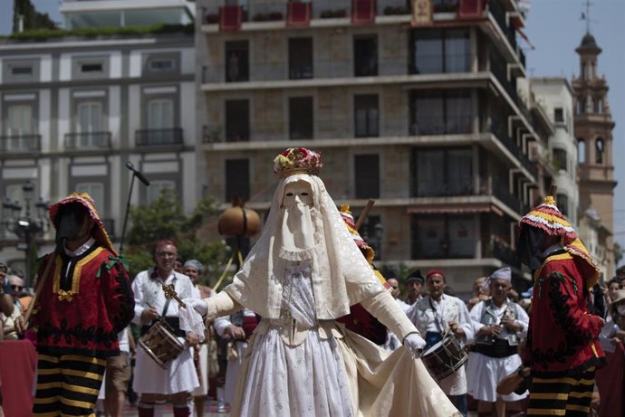 Archivo - Danza de la Moma durante la celebración del Corpus Christi en València