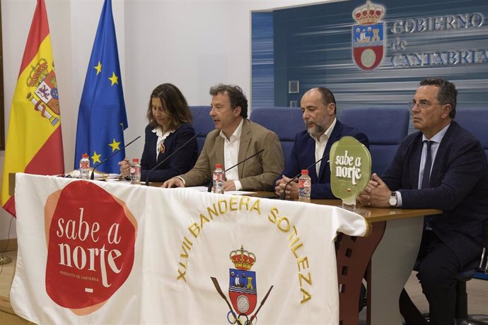 El consejero de Desarrollo Rural, Ganadería, Pesca y Alimentación, Pablo Palencia, presenta, en rueda de prensa, la bandera de traineras Sotileza 'Sabe a norte'.