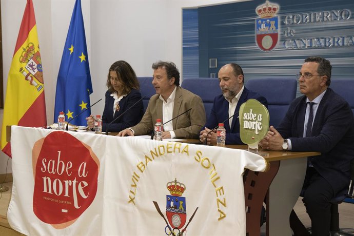 El consejero de Desarrollo Rural, Ganadería, Pesca y Alimentación, Pablo Palencia, presenta, en rueda de prensa, la bandera de traineras Sotileza 'Sabe a norte'.