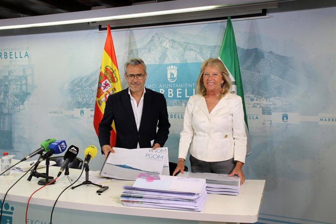 La alcaldesa de Marbella (Málaga), Ángeles Muñoz, y el edil José Eduardo Díaz.