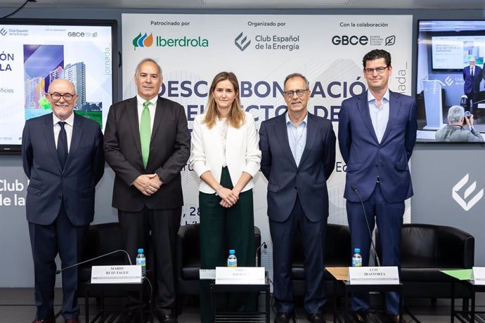 De izquierda a derecha: Arcadio Gutiérrez, DG de Enerclub; Mario Ruiz-Tagle, presidente de Enerclub; Sara Aagesen, secretaria de Estado de Energía; Luis Irastorza, vicepresidente de GBCE y Patxi Calleja, director de Regulación de Iberdrola.