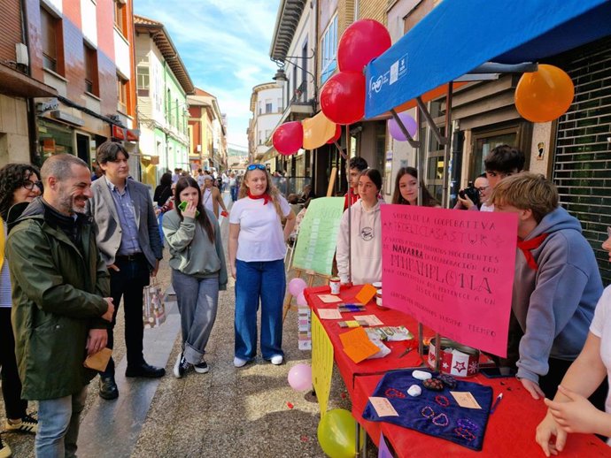 El alcalde de Siero, Ángel García, y el consejero de Ciencia, Borja Sánchez, visitan en La Pola uno de los mercados de cooperativas y asociaciones que forman parte del programa de fomento de la cultura emprendedora de Valnalón.