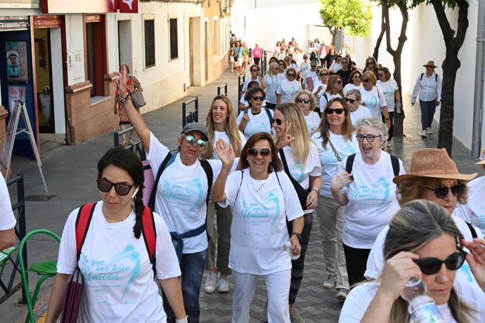 Participantes en una marcha en Tomares para conmemorat el Día Mundial por la Salud de la Mujer.
