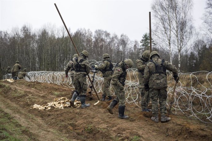 Archivo - 03 November 2022, Poland, Wisztyniec: Polish soldiers build a razor wire fence along the border with the Russian exclave of Kaliningrad. Photo: Attila Husejnow/SOPA Images via ZUMA Press Wire/dpa