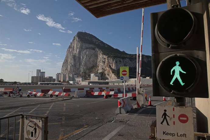 Archivo - Detalle de las señales de trafico que indican la llegada a la pista del Aeropuerto Internacional de Gibraltar
