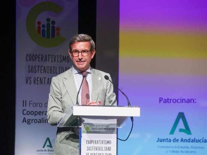 El consejero de Industria, Jorge Paradela, en el Foro del Cooperativismo Agroalimentario, organizado por Cooperativas Agroalimentarias de Andalucía.