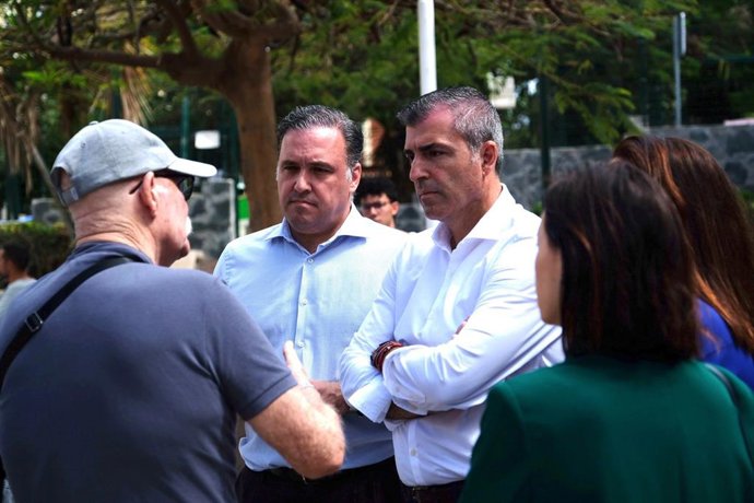 El presidente del PP de Canarias, Manuel Domínguez, escuchando a los vecinos del barrio de La Isleta, en Las Palmas de Gran Canaria