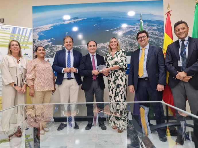 El presidente de la Autoridad Portuaria de la Bahía de Algeciras (APBA), Gerardo Landaluce, recoge el Premio Proyecto Europeo del Mes de manos de la presidenta de la Mancomunidad de Municipios del Campo de Gibraltar, Susana Pérez.