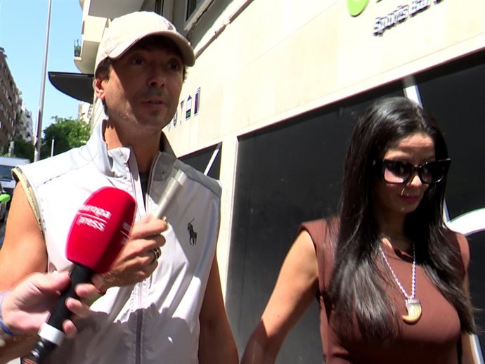 ángel Cristo pasea junto a su pareja, Ana Herminia