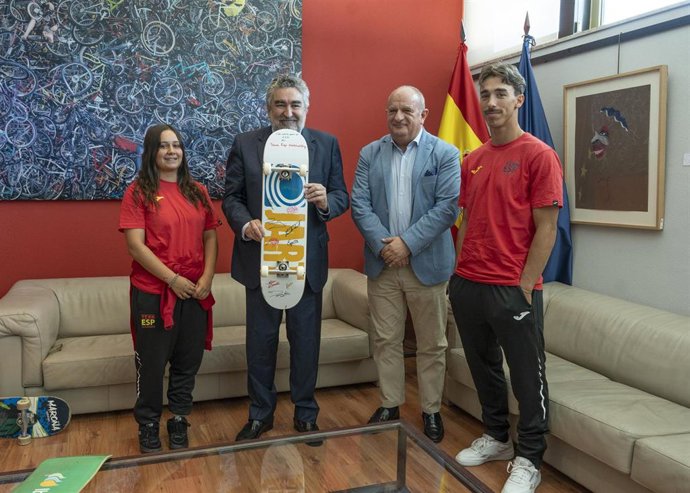 EL presidente del CSD, José Manuel Rodríguez Uribes, y los skaters españoles Julia Benedetti y Danny León, y Carmelo Paniagua, presidente de la Real Federación Española de Patinaje (RFEP).