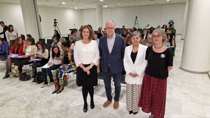 La concejala de Políticas Sociales de Oviedo, María Velasco Muñiz; el director de Salud Pública y Atención a la Salud Mental, Ángel López; la directora de Igualdad, María Jesús Álvarez; y la técnico del Servicio de Salud Poblacional, Inés Zamanillo.