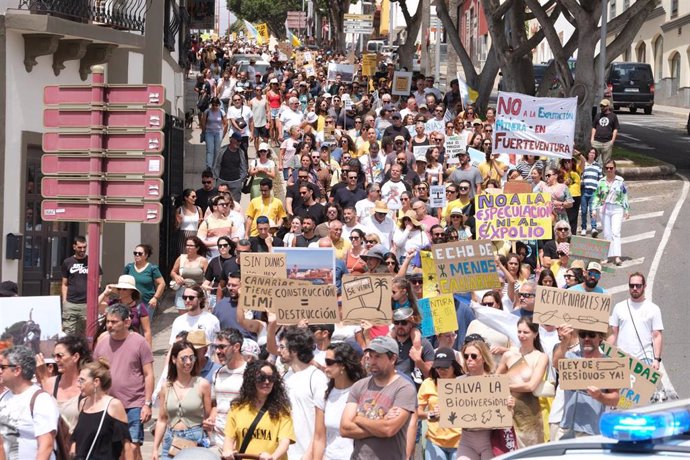 Archivo - Decenas de personas protestan durante una manifestación contra el modelo turístico, a 20 de abril de 2024, en Puerto del Rosario, Fuerteventura, Canarias (España). Las ocho islas canarias se unen hoy para protestar contra la masificación turísti