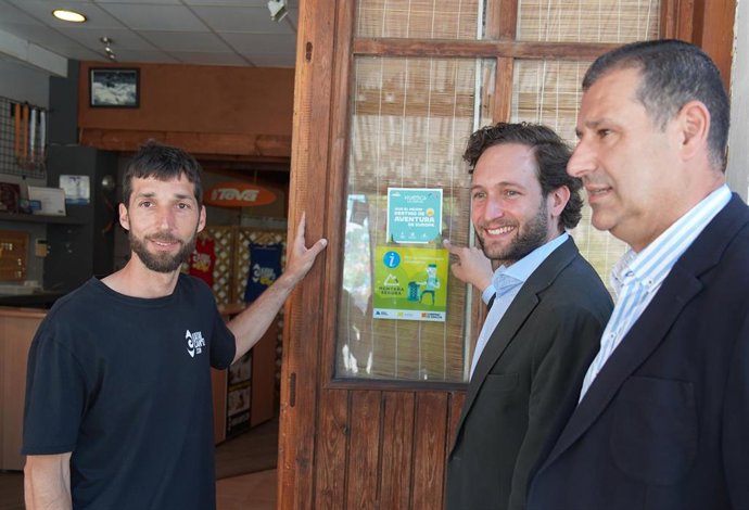 El presidente de la DPH, Isaac Claver, entrega el sello de calidad a la empresa de turismo de aventura Kayak Campo.