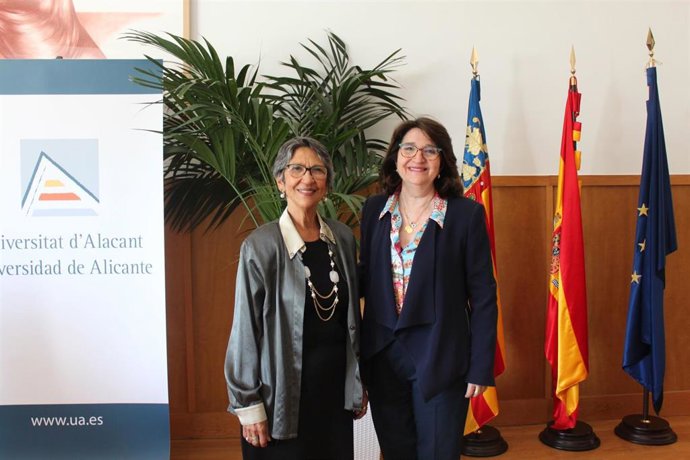 La rectora de la Universidad de Alicante (UA), Amparo Navarro, y la directora de Organización, Planeación y Control del Ministerio de Educación Superior de Cuba (MES), Mariela Columbié.