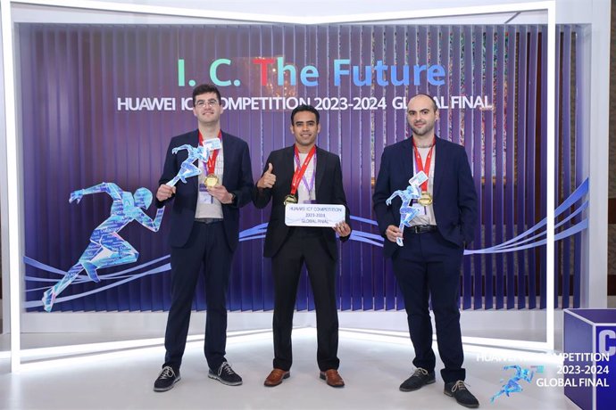 Los tres  estudiantes de la Universidad de Alicante que han  representado a España en la final de la Huawei ICT Competition que impulsa la innovación