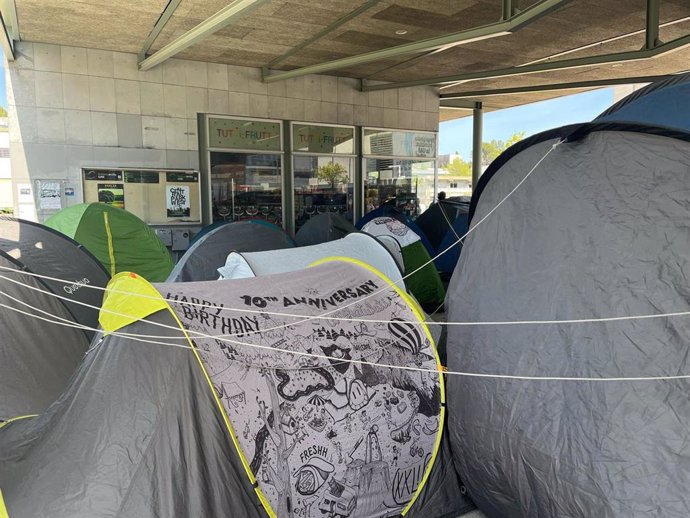 Tiendas de campaña de los estudiantes acampados en la Plaça Cívica de la UAB este martes