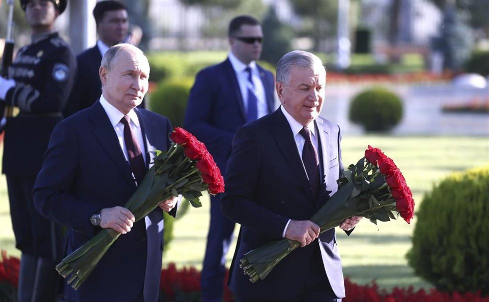 Los presidentes de Rusia, Vladimir Putin, y de Uzbekistán, Shavkat Mirziyoyev.
