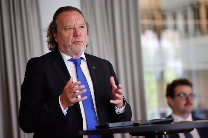 Scientists Prof. Helmut K. Anheier (l) and Edward L. Knudsen (r) on 28 May in Brussels at the presentation of a report on the European Parliament elections based on the 2024 Berggruen Governance Index (BGI). 