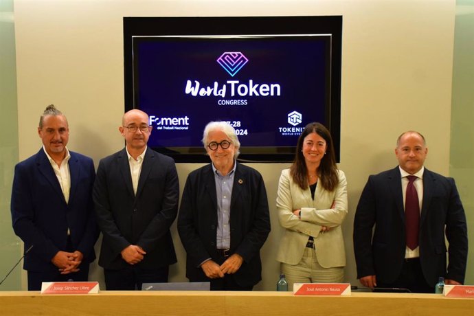 Representantes de Foment del Treball y de Tokenize World Event este martes en Barcelona en la presentación del World Token Congress