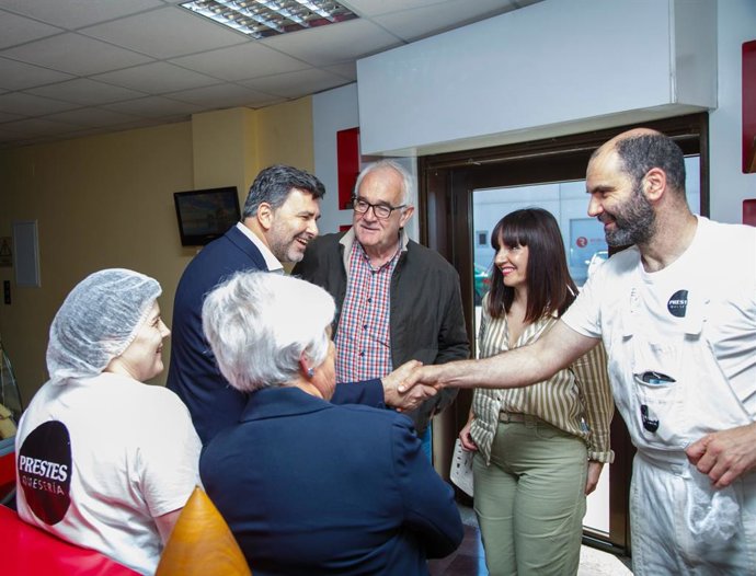 El eurodiputado del PSdeG, Nicolás González Casares, junto a la alcaldesa de Vilalba, Marta Rouco, visita la quesería Prestes