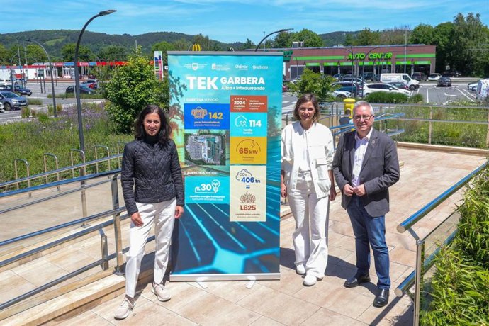 El diputado de Sostenibilidad, José Ignacio Asensio, la concejala de Economía y Empleo Local del Ayuntamiento de San Sebastián, Ane Oyarbide, la gerente de Garbera, Nuria Vegas