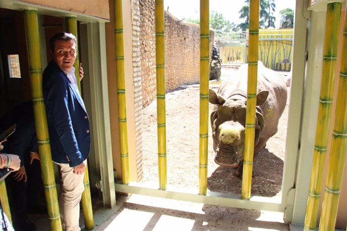 El alcalde de Córdoba, José María Bellido, de visita al zoológico.