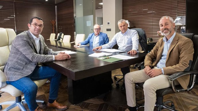 El consejero de Educación, Formación Profesional y Universidades, Sergio Silva, recibe a la Federación Cántabra de Municipios.