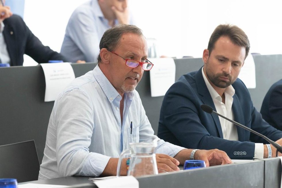 Archivo - El senador del PP por Asturias José Manuel Rodríguez González, junto al presidente del PP y portavoz en la Junta General, Álvaro Queipo.