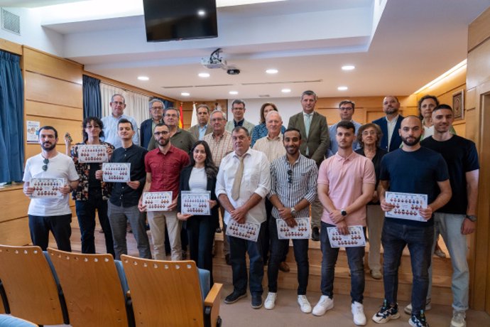 Foto de familia del alumnado junto a representantes de las instituciones participantes.