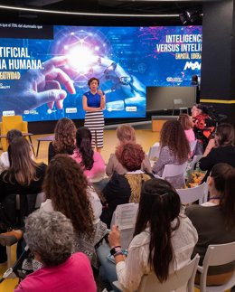 Presentación del informe por parte de la catedrática Yolanda de la Fuente