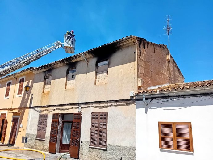 Bomberos de Mallorca actúan en un incendio en una vivienda.