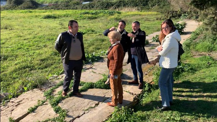 Rafael Recio con los vecinos de la barriada Guadalquivir de Coria