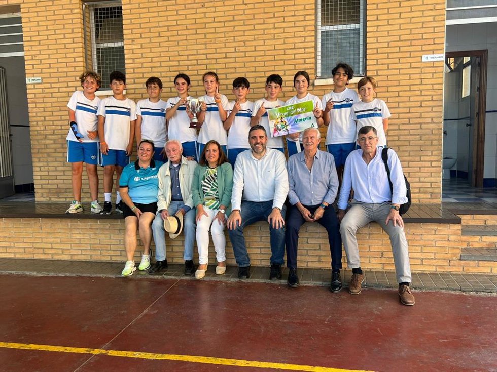 El delegado territorial de la Consejería de Turismo, Cultura y Deporte de la Junta de Andalucía, Juan José Alonso, junto a los alumnos ganadores de la Liga Edúcate en el Deporte de Voleibol.