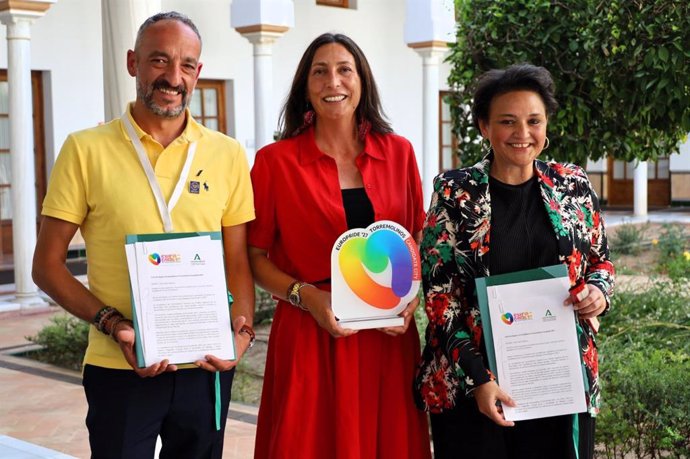 La consejera de Inclusión Social, Juventud, Familias e Igualdad, Loles López, junto a la alcaldesa torremolinense, Margarita del Cid, y Nacho Martínez, presidente de la Asociación de Comerciantes Gays de Torremolinos (Acogat), que impulsa la candidatura.