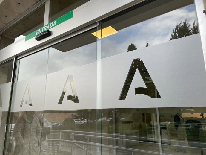 Archivo - Uno de los accesos al Hospital de Jaén.